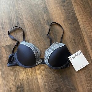 *NWT* Calvin Klein Push-Up Bra with Lace - Navy - Size 32A